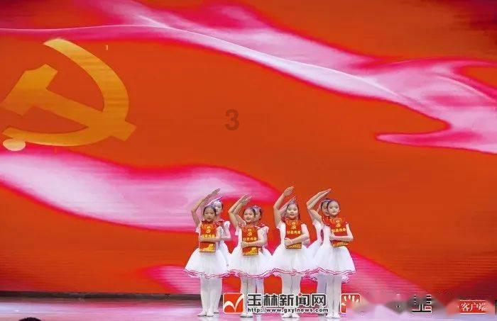 一个男人被一个女人吸引到了，他会有什么表现？